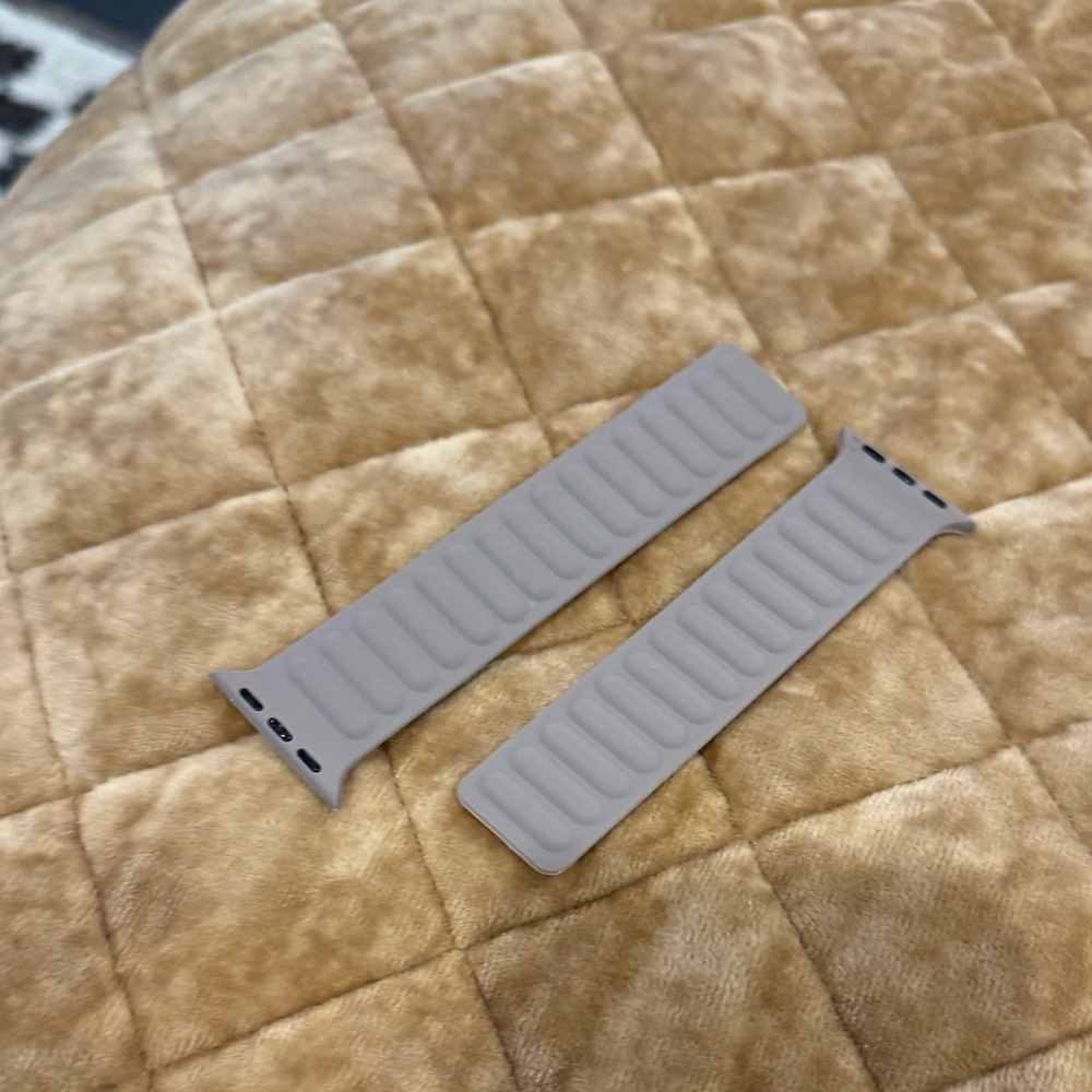 MAGNETIC silicone watch band for iwatch 38,40,41 mm…. Neutral & nice! See pic:
